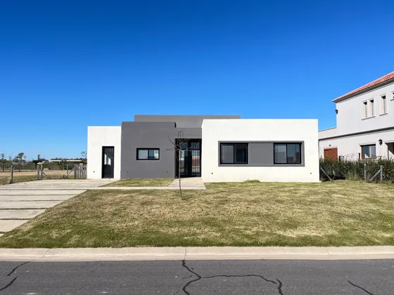 Casa En Venta A Estrenar En Barrio Riberas Puertos Escobar En Planta Baja