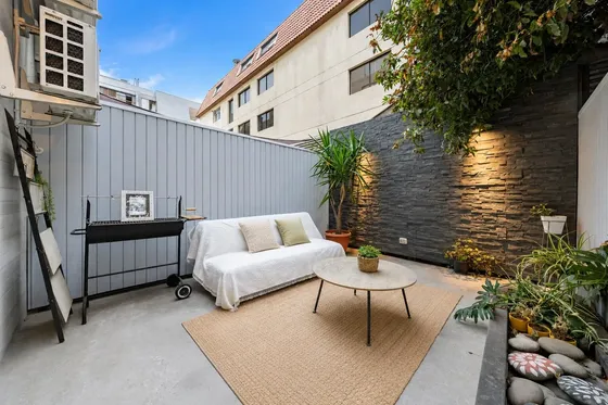 Moderno Townhouse De 3 Niveles Con Patio Privado
