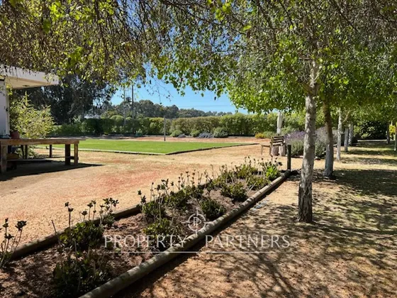 Sitio Ubicado En Sector Sur De Balneario, Con Estr...