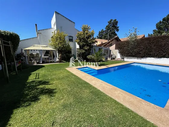 Casa En Venta De 4 Dorm. En Concón