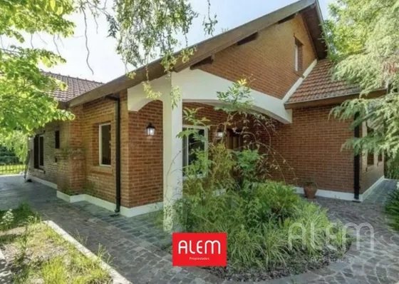 Casa De 5 Dormitorios En  Venta En Echeverria Del  Lago Canning