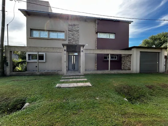 Imponente Casa Quinta -  Moderna Combina Elegancia - Diseño - Junín (b) Acepta Permuta.