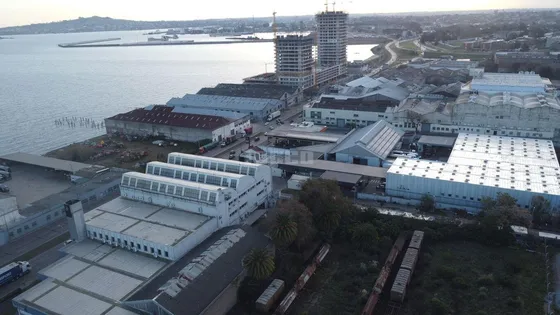 Venta De Local Con Gran Terreno De 10.233 M2 Frente A La Rambla Portuaria De Montevideo