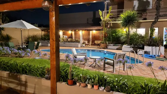 Dueño Vende O Permuta, Apto Crédito, Chalet / Casa, Adrogué. Excelente Construcción Y Estado Sobre Lote De 840 M2, Importante Pileta Y Parque. 