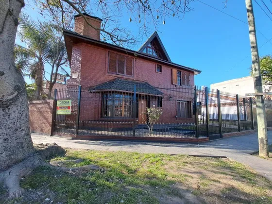 Casa En Venta En Burzaco 5 Ambientes