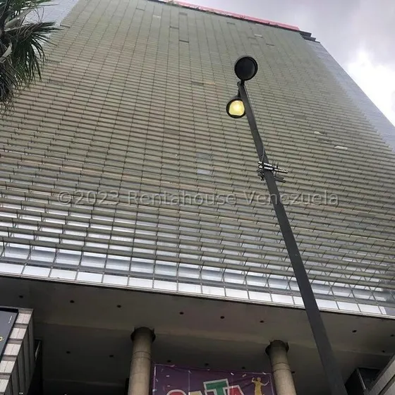 Vendo  Excelente Oficina Totalmente Equipada  Sabana Grande !!!  Con Mobiliario De Primera,recepción,kitchenette  Y Vigilancia...lista Para Ser Ocupada..negociable !!!!