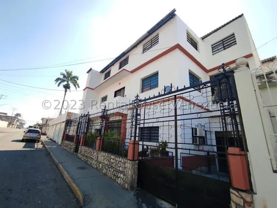 Imponente Casa En Venta Av Bolivar La Victoria Amplio Metraje Y Excelente Distribución Duplex Estacionamiento 10 Vehiculos Estef 23-20430