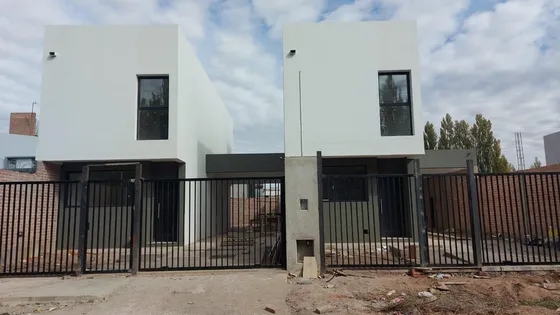 Duplex En Pozo Barrio Tierra Mansa, Centenario Neuquen