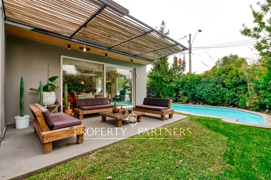 Moderna Casa Con Amplios Espacios Y Eficiencia Ene...