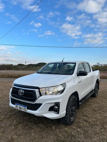 Toyota Hilux Pick-up 2.8 Cd Sr 177cv 4x4