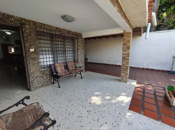 Gbf 24-12817  Venta De  Amplia Y Bella Casa En Maracay Con Terreno 