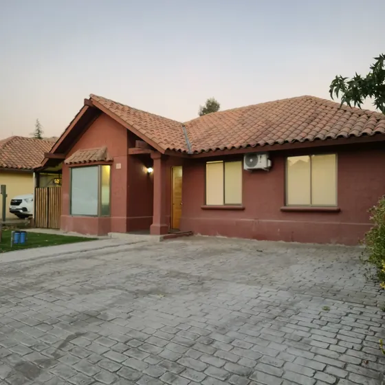Hermosa Y Moderna Casa Remodelada En Centro De Condominio