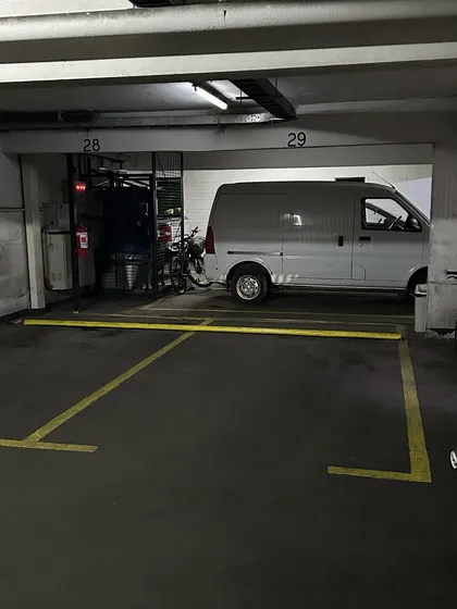 Estacionamiento A Pasos Del Metro Los Dominicos.