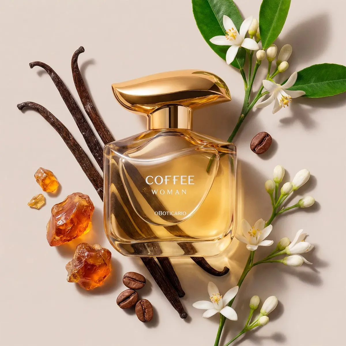 Frasco do perfume Coffee Woman cercado por grãos de café, favas de baunilha e flores brancas