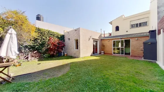 Casa 4 Amb En Venta Con Jardín / Acepta Permuta