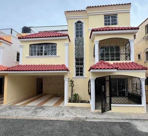 Se Vende Casa De 3 Niveles En Vista Hermosa