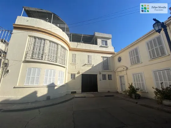 Casa En Venta De 30 Dorm. En Santiago