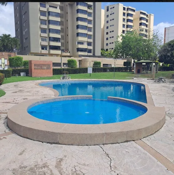 Lindo Y Amplio Apartamento En Res. Almendrón!!