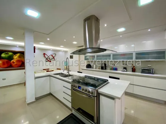 En La Urbanización Sabana Larga De Valencia, Hermosa Casa, Moderna Y Muy Acogedora, Con Amplios Jardines Y Espacio De Áreas Sociales, Cuenta Con Espectacular Cocina De Diseño Italiano