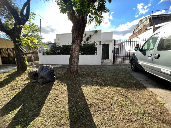 En Pablo Podesta Casa Americana De 3 Ambientes Sobre Amplio Lote  F: 10331