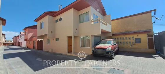 Venta Casa Aislada De 2 Pisos En Condominio.