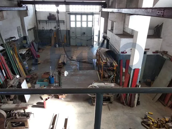 Depósito En Caseros - Sobre Avenida Comercial - 800 M2 Cubiertos - Varias Plantas