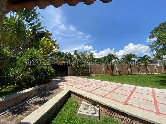 Espectacular Propiedad Con Un Estilo Campestre De Especiales Acabados 24-8345 Eloisa Mejia