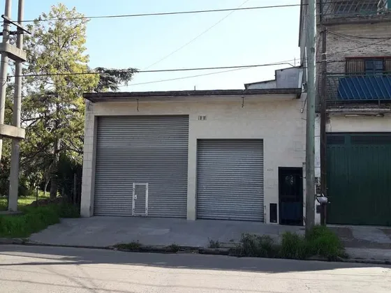 Casa 2 Ambientes Con Cochera O Local Al Frente