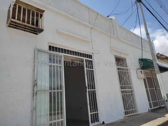 Amplio Inmueble Con Locales Comerciales En Zona Céntrica 25-13408 Irrr
