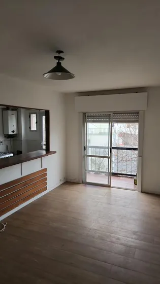 Solido Departamento De 3 Ambientes Al Frente Con Balcon En Venta. Nuñez