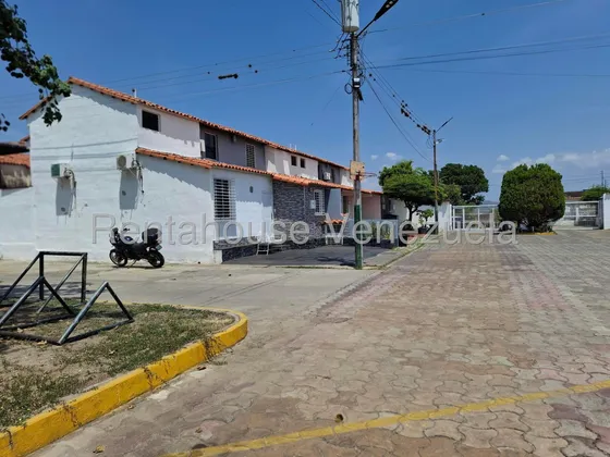 Maritza Lucena Vende Hermoso Y Cómodo Townhouse De Dos Plantas En Cabudare, Amplios Espacios, Patio Privado Con Parrillera, Terraza Con Ático Versátil, Vigilancia 24/7, 