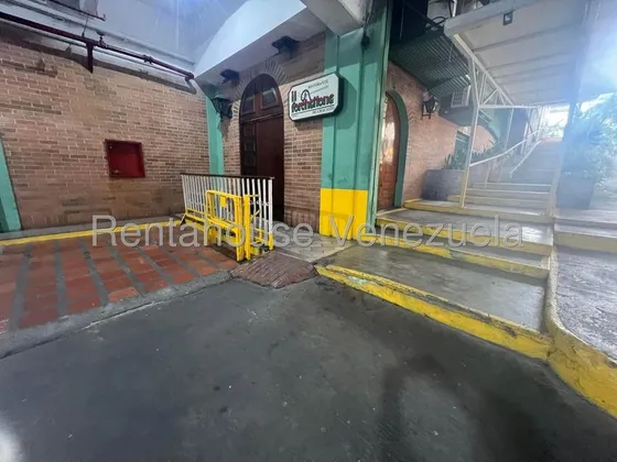 Se Ofrece En Alquiler Excelente Y Productivo Local Comercial Listo Para Operar Ubicaco En El Centro Comercial Chacaito