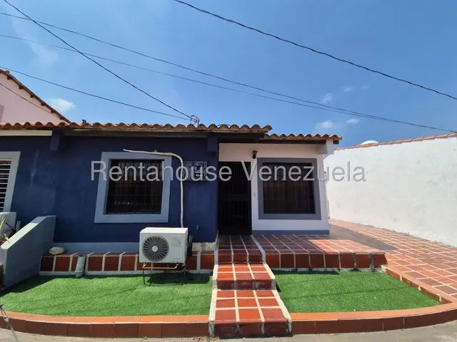 Maritza Lucena Vende Casa Ubicada En Lindo Urbanismo, En Cabudare, Cómoda Sala, Cocina En Mampostería, Amplio Patio, Tanque Subterráneo, Amoblada, Vigilancia Privada 24/7, Áreas Verdes Y Sociales.