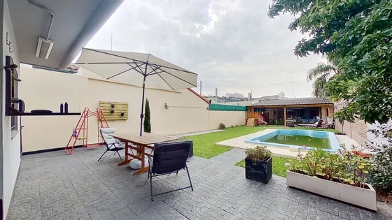 Casa 4 Amb. Con Jardin Pileta Quincho Cochera 
