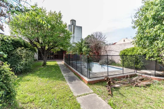 Venta Casa 4 Amb -quincho, Jardín, Cochera - Lanús