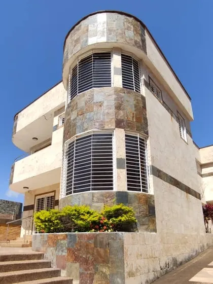 Se Vende Hermosa Casa Urb El Castaño 