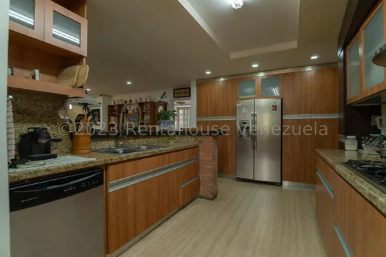 Increible Oportunidad De Inversion En Una De Las Mejores Zonas De Caracas - Hermoso Penthouse En Las Mercedes // Luis Gomez // Mls #24-12347