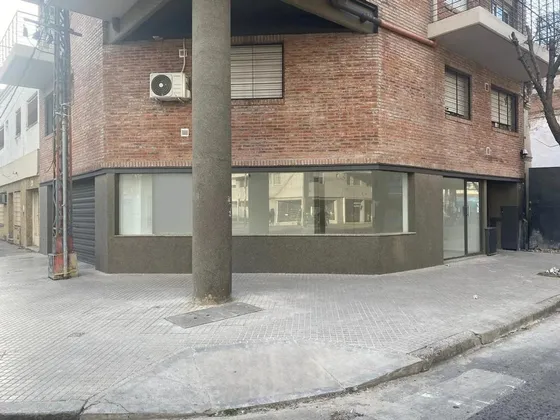 Local  Comercial A La  Venta En República De La Sexta