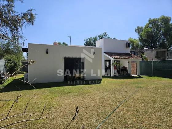 Praderas De La Hacienda: Casa Estilo Toscana De Una Planta Con Amplios Jardines