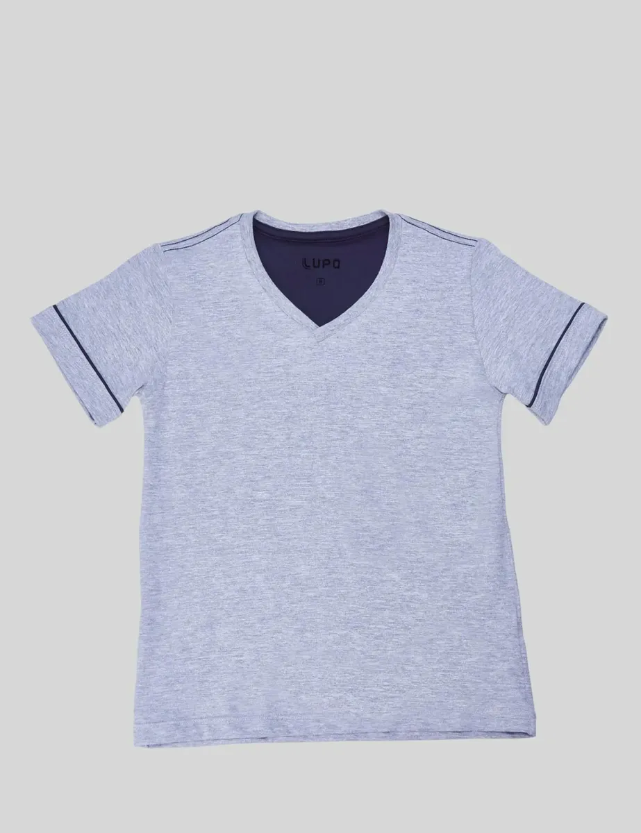Camiseta infantil Lupo cinza mescla de gola V com detalhes em costura escura, vista de frente em fundo neutro.