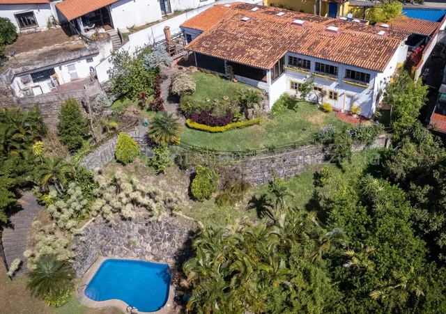 Casa De 1 Planta En Prados Del Este, Con Piscina Y Jardin!