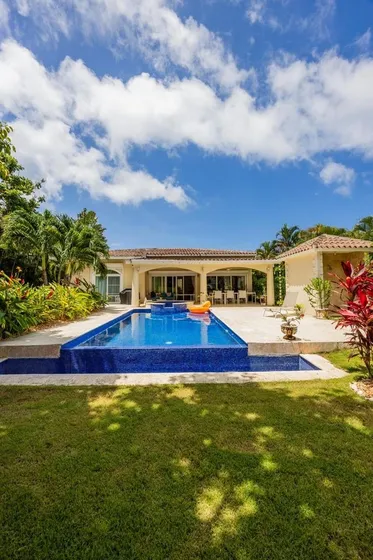 Villa Amueblada En Venta En Punta Cana, Cocotal Con Vistas Al Campo De Golf, Con Piscina, 3 Habitaciones