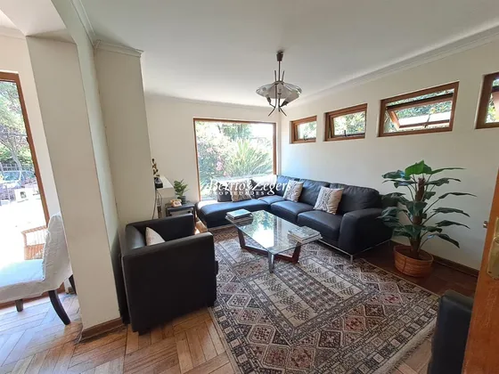 Casa En Venta De 4 Dorm., Colegio Saint Johns, En Las Condes