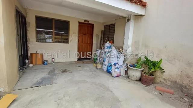 Desireé De Sousa Vende Amplia Y Cómoda Casa Con Local Zona Oeste Barquisimeto, Tanque Subterráneo, 2 Planta #25-21798