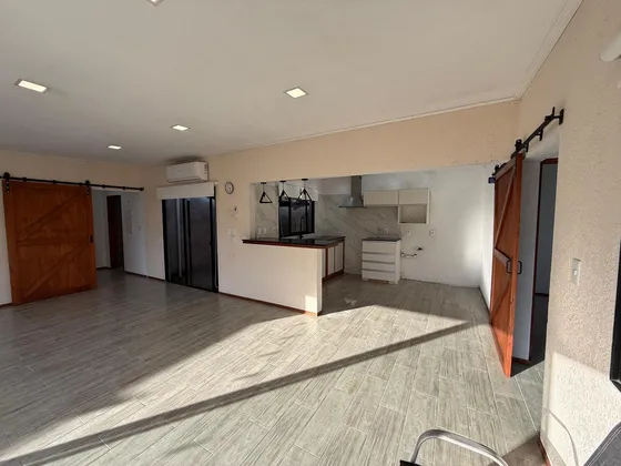 Oportunidad Alquiler De Casa 2 Dormitorios Con Cochera En Flores, Trinidad. 300m2