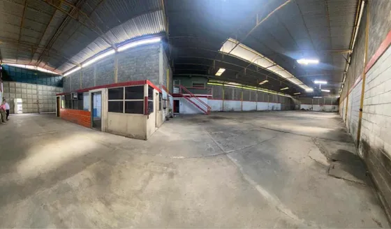 Galpon En Alquiler Con Oficina En Av Bolivar 1.000 Mts2