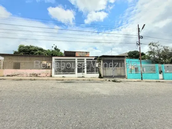 Julio Martínez Vende Casa Comercial A Pie De Calle A Una Cuadra De La Zona Industrial 1 De Barquisimeto, Excelente Potencial Para Remodelar O Construir Galpón.