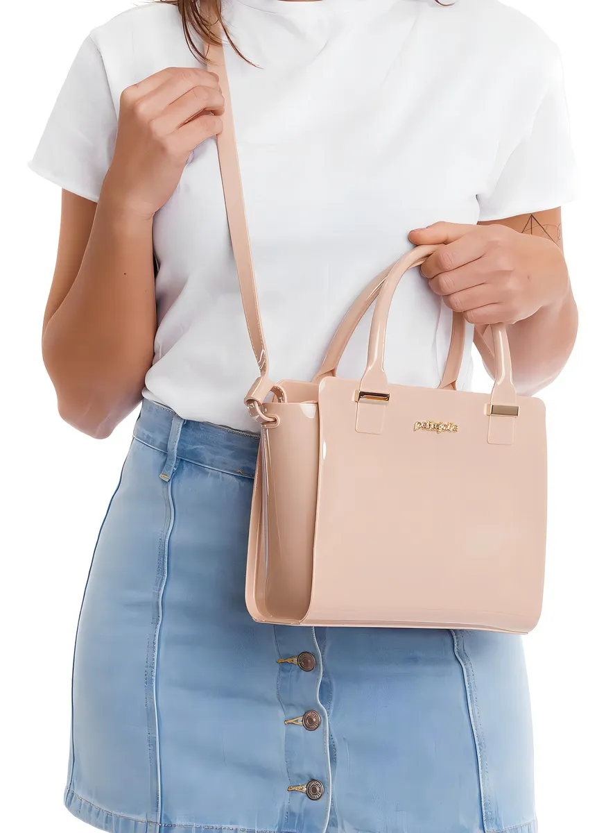 Modelo utilizando bolsa Love II Petite Jolie bege com alça tiracolo e saia jeans