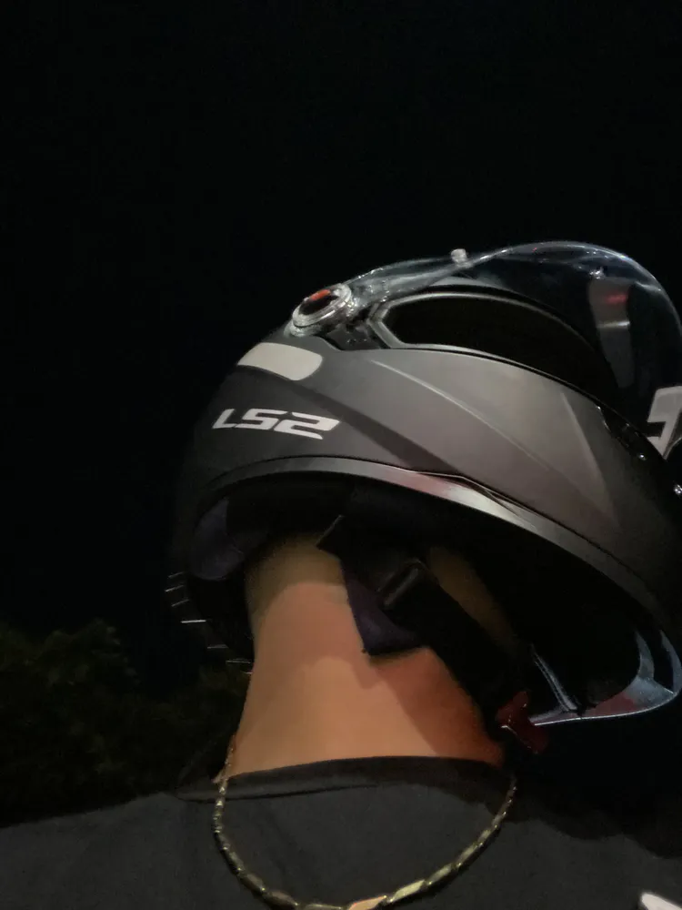 Capacete LS2 FF358 Tribal visto de frente, em cima de uma moto