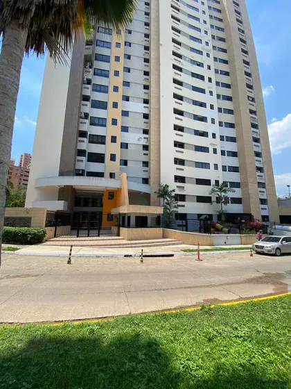 Apartamento En Alquiler Urb Valle Blanco Res Estratosfera Rc